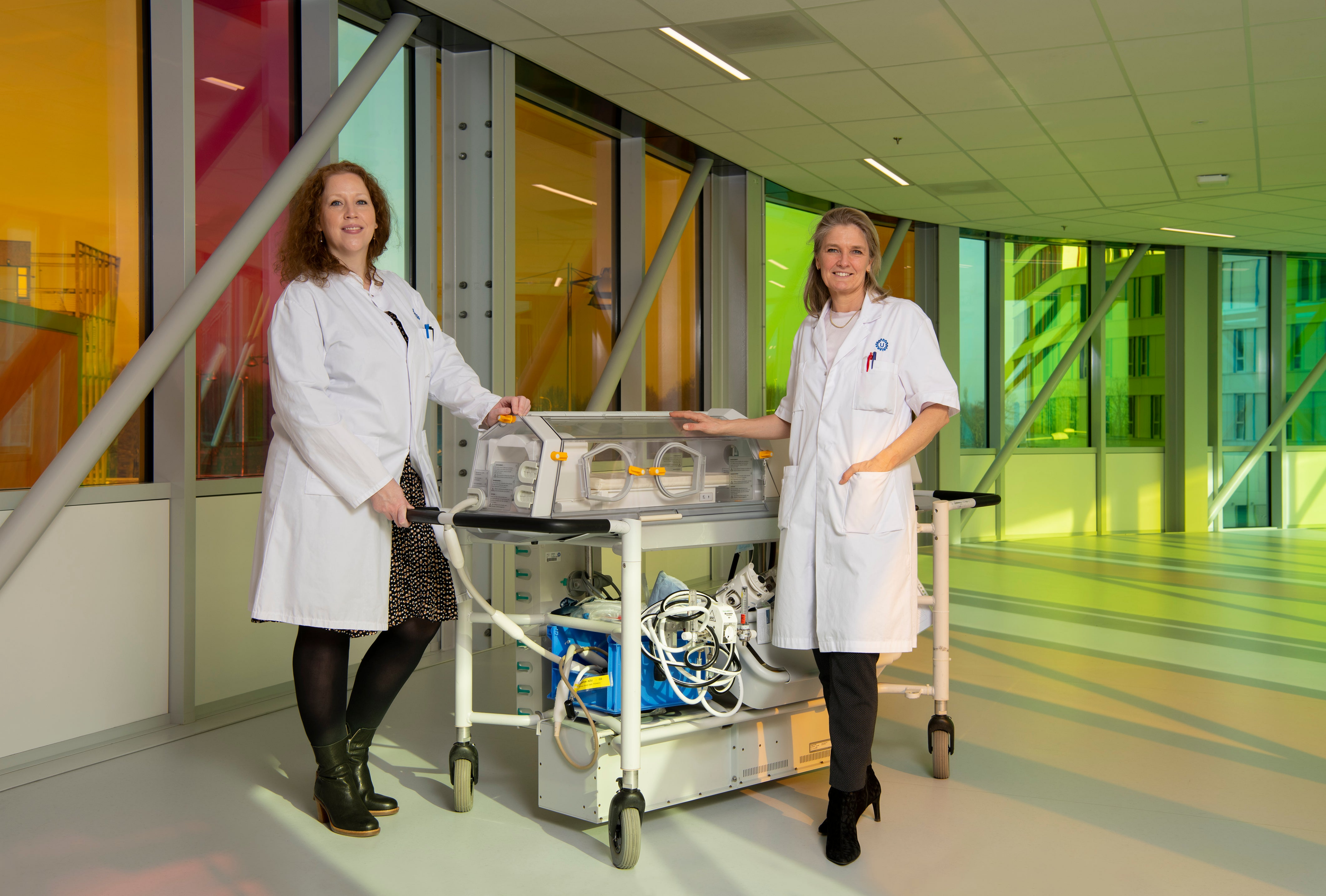 Researchers Cora Nijboer (on the left) and Manon Benders (on the right) standing next to an incubator at UMC Utrecht:. Photo: Ilco Kemmere