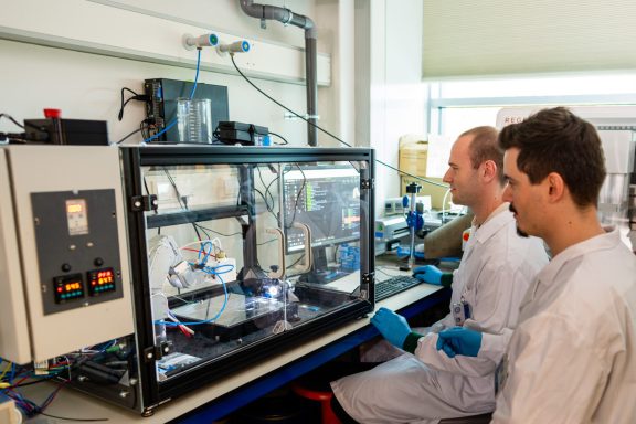 Jos Malda and colleagues at work in the Biofabrication Lab.