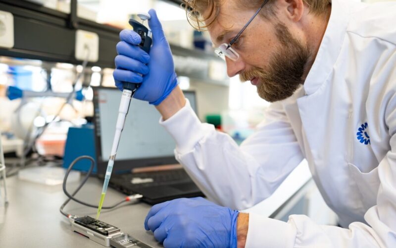 Carlo Vermeulen is doing work in the Nanopore Omics lab>