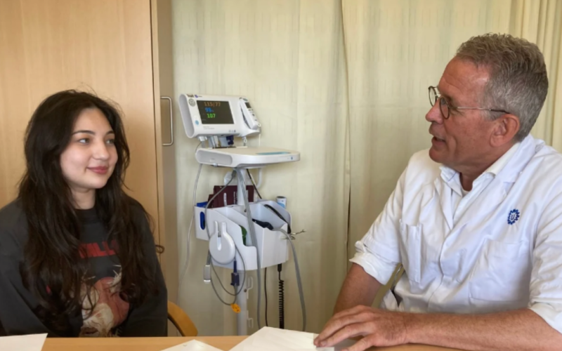 Dilara Vilic and Kors van der Ent in conversation in a hospital room.