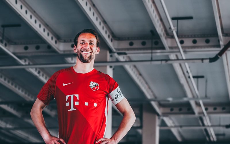 Football player wearing a band from the Wear that band campaign.