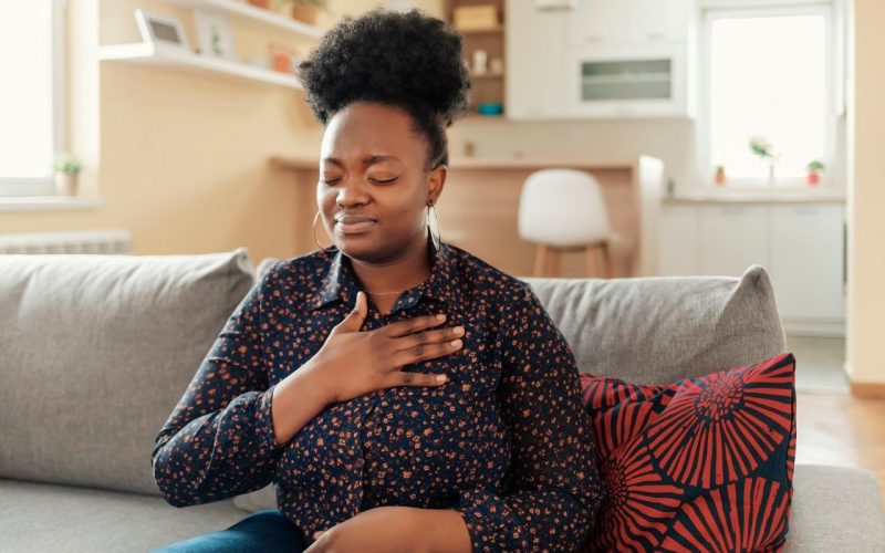 Picture of woman with pain on the chest