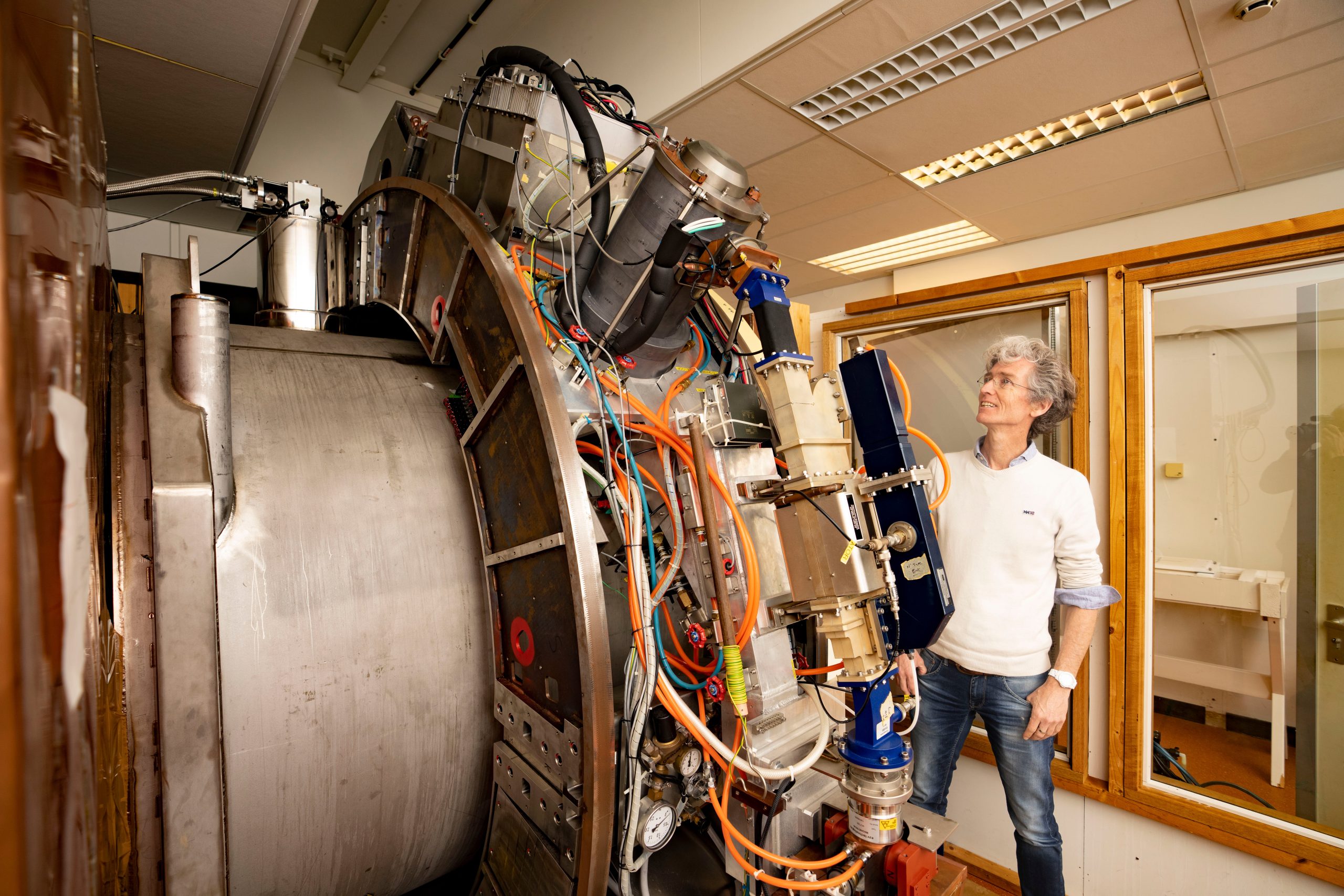 Bas Raaymakers with a prototype of the MR-Linac.