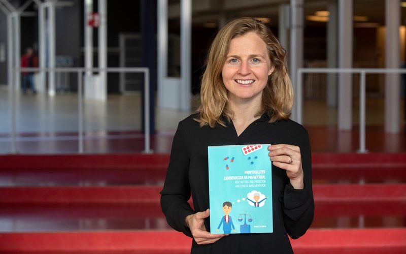 Picture of Nicole Japsers with her thesis