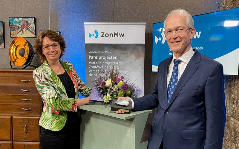 Picture of the pearl award being handed over