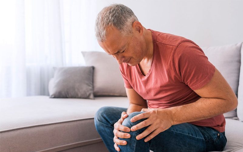 Man with pain in knee
