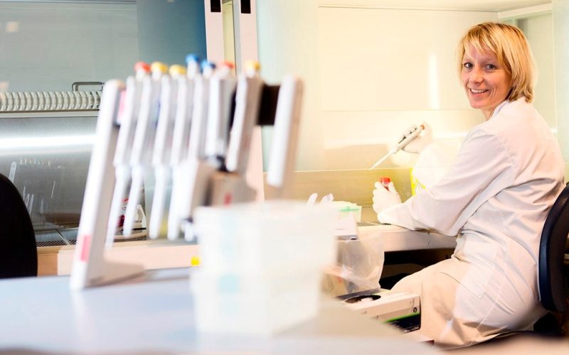 Annemarie Wensing in the laboratorium