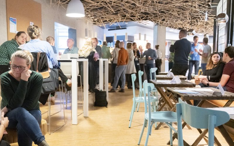 People socializing at the UMC Utrecht Research Cafe