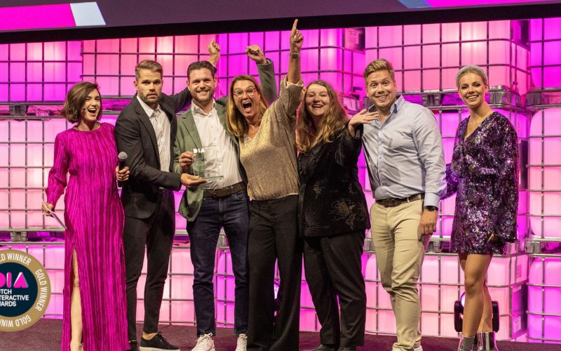 Colleagues from the Marketing and communications department and PINK receive the Dutch Interactive Award.