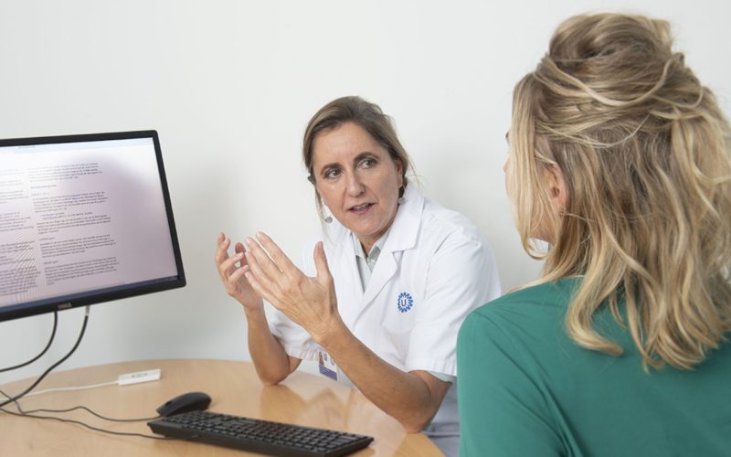 Margreet Ausems in conversation with a patient