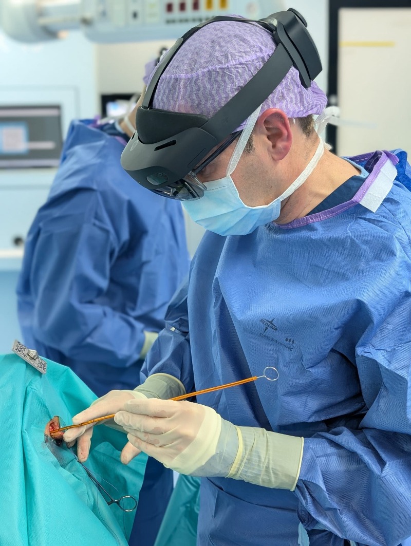Neurosurgeon Tristan van Doormaal operates on a patient's head using VR.