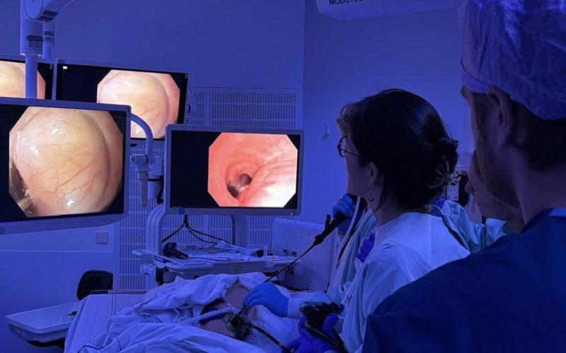 Roos Pouw and Joris van Dongen in the OR, looking at a screen