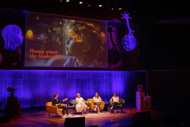 Presenter Jim Jansen talks with Manon Benders and Caroline de Theije and with Bjelke Rietveld.