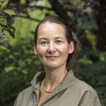 een vrouw kijkt naar de camera