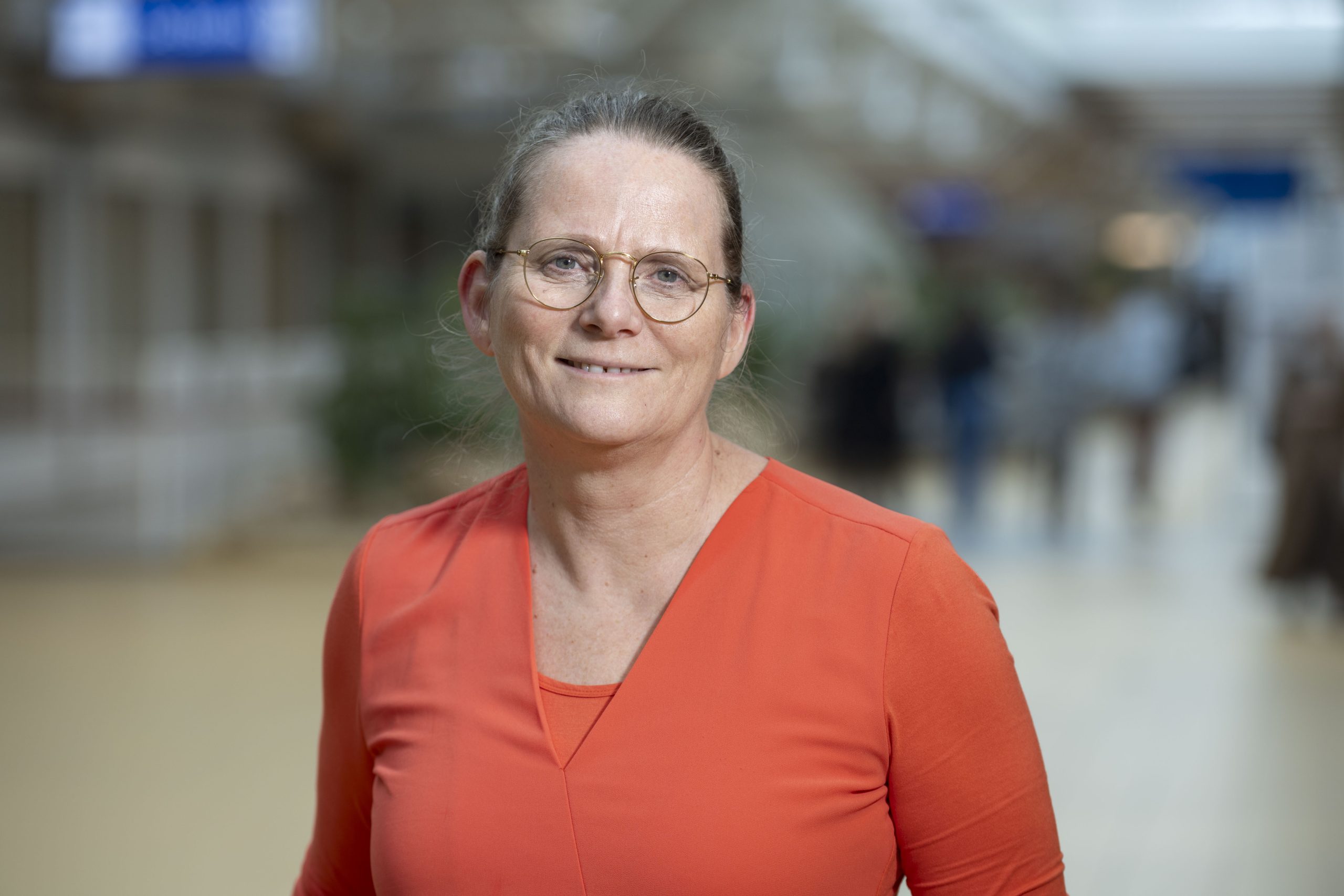 Dr Elly Hol